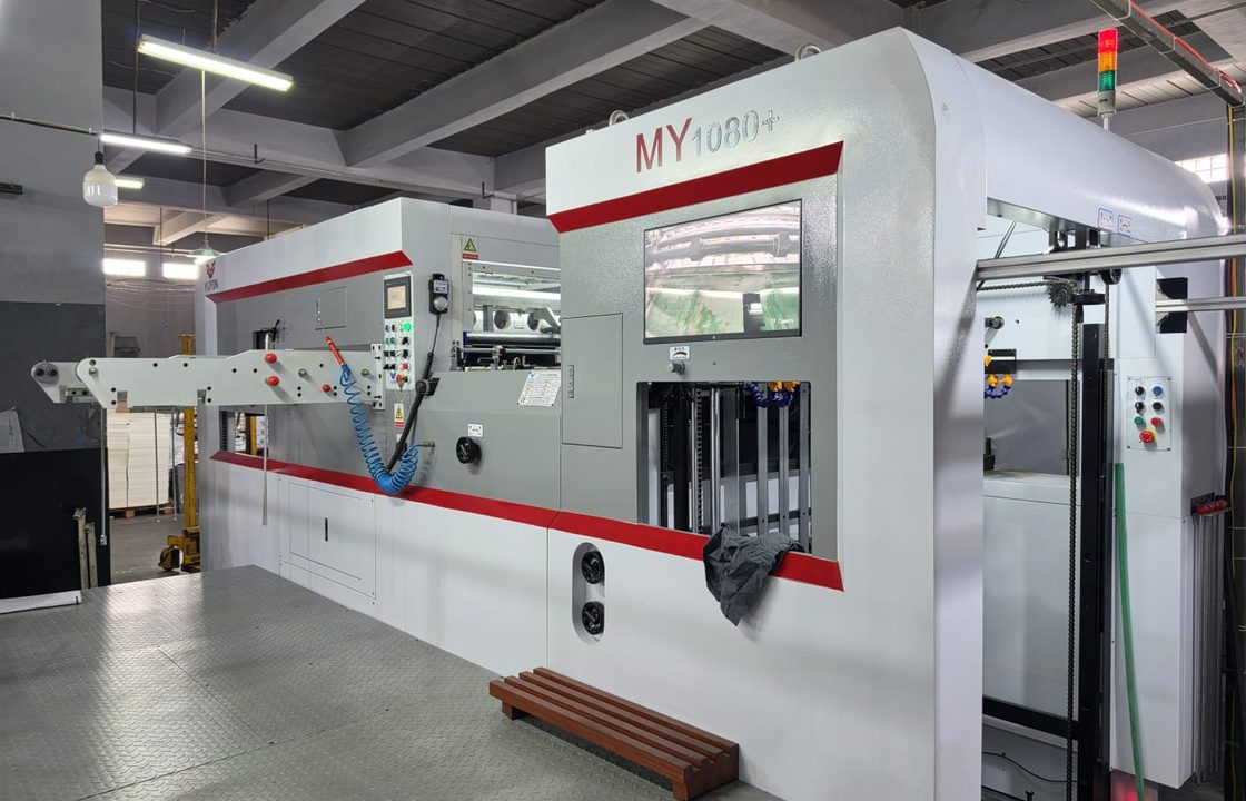 Mesin die-cutting otomatis di fasilitas Omnipress
