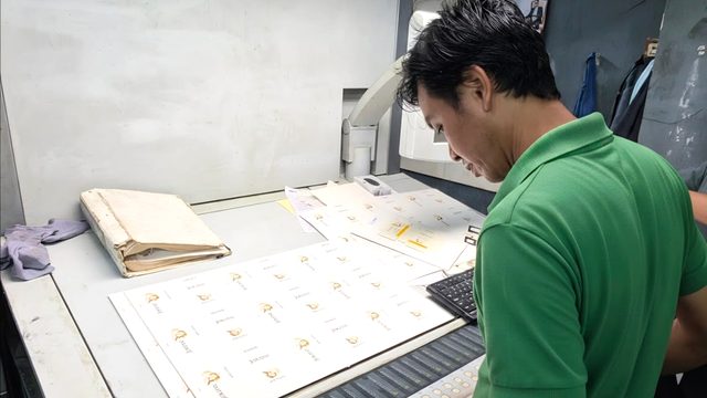 Pemeriksaan kualitas hasil cetak (QC) oleh operator Omnipress